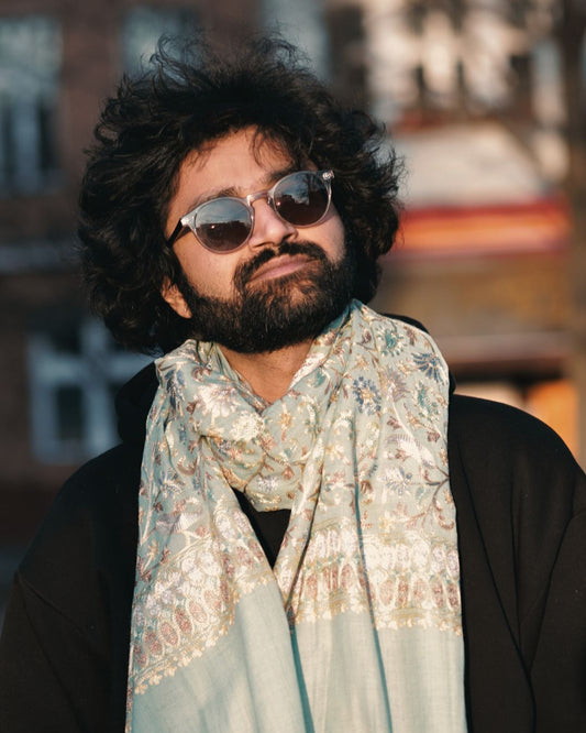 Hellblauer Wollschal – Traditionelle kaschmirische Stickerei