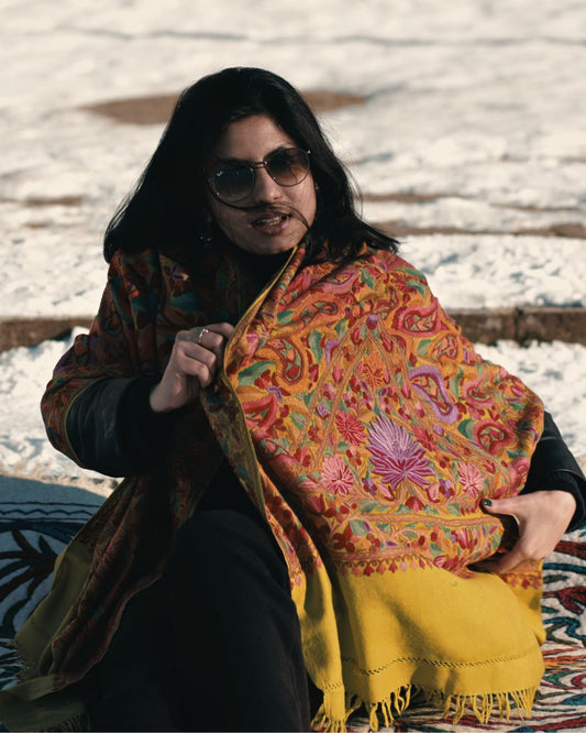 Handbestickter Wollschal – Safranblüte